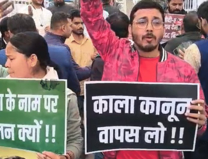 देशभर में UGC के नए नियमों का विरोध:UP में सवर्ण युवकों ने मुंडन कराया, बिहार में फांसी मांगी; सुप्रीम कोर्ट सुनवाई को तैयार