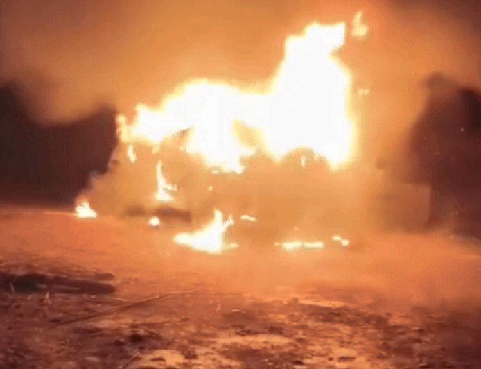 उन्नाव में धूं-धूं कर जली कार, VIDEO:पुरानी रंजिश में आग लगाने का आरोप, मामले की पड़ताल में जुटी पुलिस