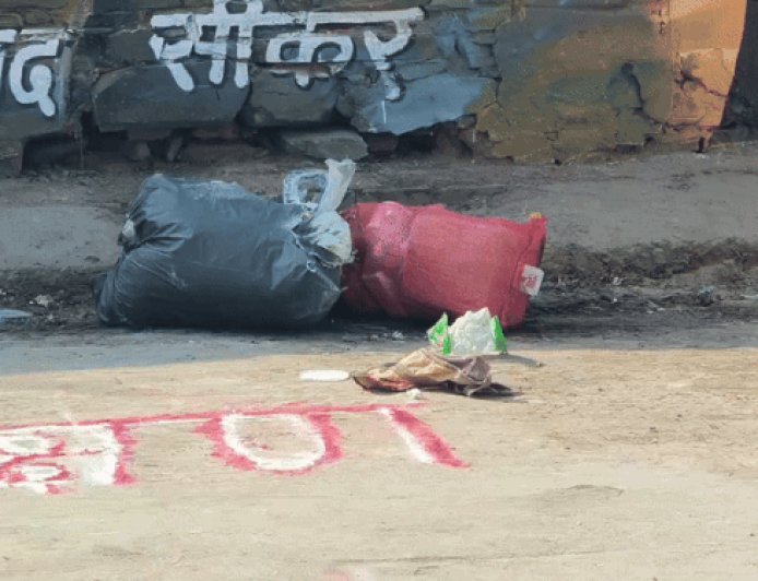 नगरपरिषद की स्वच्छता रंगोली पर ही कचरा फेंका जा रहा:मारू स्कूल के पास बनाई थी रंगोली, पूरे शहर में खुले में कचरा फेंक रहे लोग