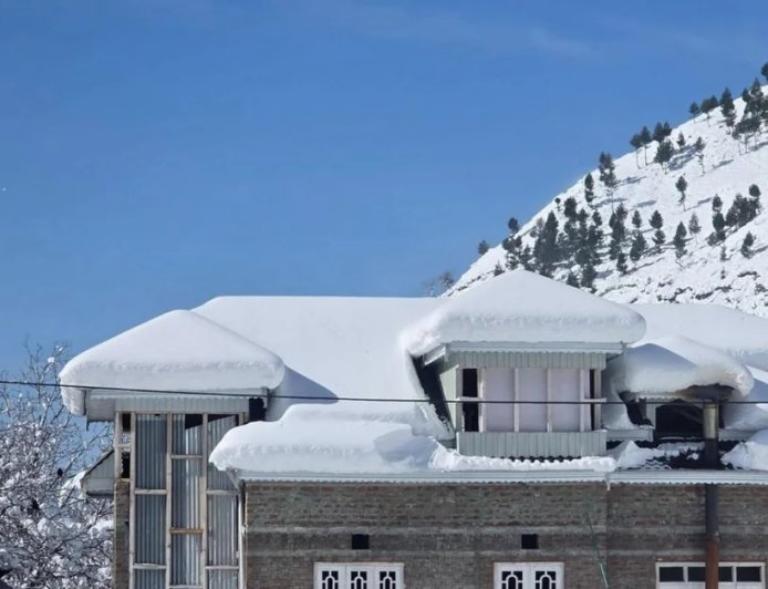 Weather Update : बर्फबारी और बारिश से बढ़ी परेशानी, अभी और बढ़ेगी ठंड, जानें देशभर का मौसम