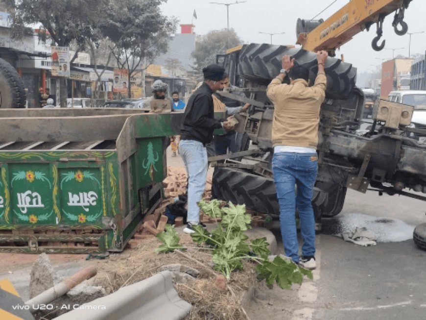 पानीपत में कार बचाने के चक्कर में पलटा ट्रैक्टर:जीटी रोड पर बिखरी ईंटें; ड्राइवर ने कूदकर बचाई जान; यातायात बाधित