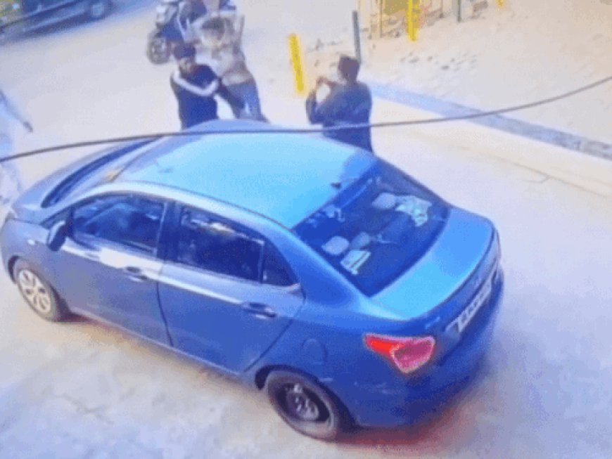 गुरुग्राम में स्कूल प्रिंसिपल पर हमला, VIDEO:रास्ता रोककर लड़कों ने बरसाए ताबड़तोड़ डंडे, भागकर बचाई जान, छात्रों के दो गुटों के झगड़े में बने निशाना