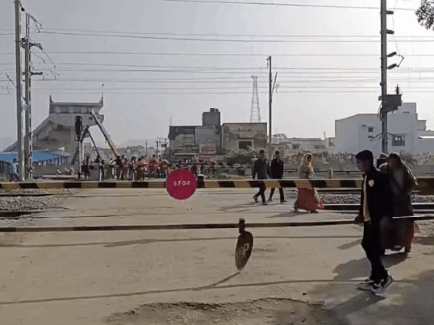 सुभाषनगर रेल फाटक 6 माह के लिए किया बंद:आरओबी का काम शुरू, बड़े वाहनों की जौंसगंज व आदर्शनगर होकर होगी आवाजाही