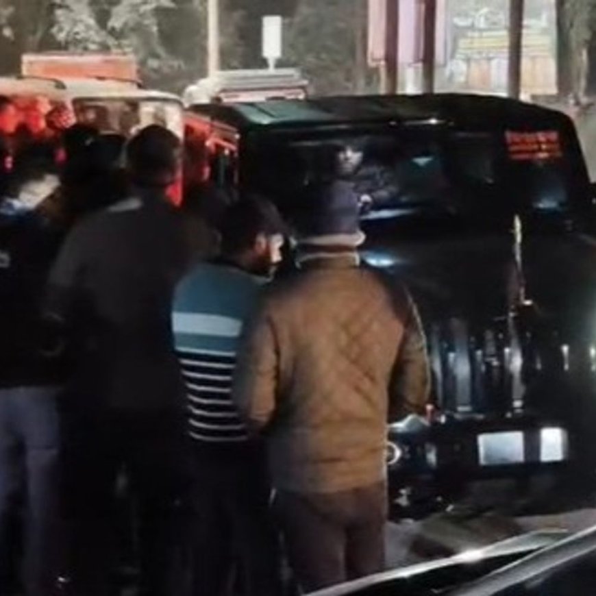 भाजपा विधायक प्रतिनिधि लिखी थार ने मचाया उत्पात, गाड़ियां तोड़ीं:मुरादाबाद में बुद्धि बिहार स्थित भाजपा कार्यालय के पास की घटना