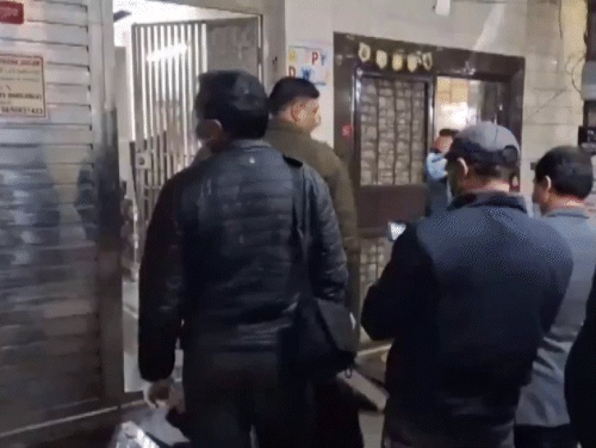 दिल्ली में युवक ने मां और भाई-बहन का मर्डर किया:लड्डू में धतूरे के बीज मिलाकर खिलाए, फिर मफलर से गला घोंटा; थाने में सरेंडर