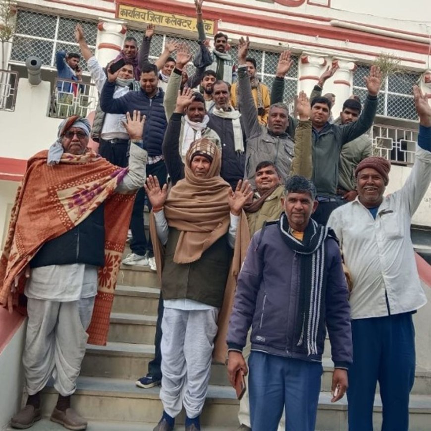 रास्ते से अतिक्रमण हटवाने के लिए कलेक्ट्रेट पर प्रदर्शन:ग्रामीणों ने कलेक्टर को सौंपा ज्ञापन, डाबर कलां में 100 फीट रास्ता अतिक्रमण मुक्त कराने की मांग