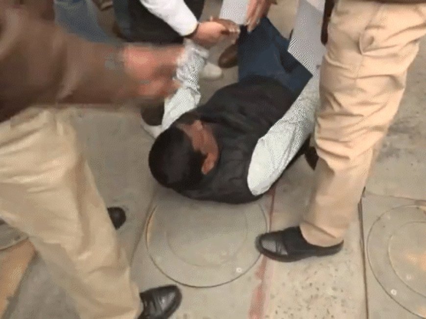 ED रेड के खिलाफ दिल्ली में TMC का प्रदर्शन:8 सांसद हिरासत में; मोदी-शाह की गंदी चाल नहीं चलेगी के नारे लगे; आज ममता का मार्च