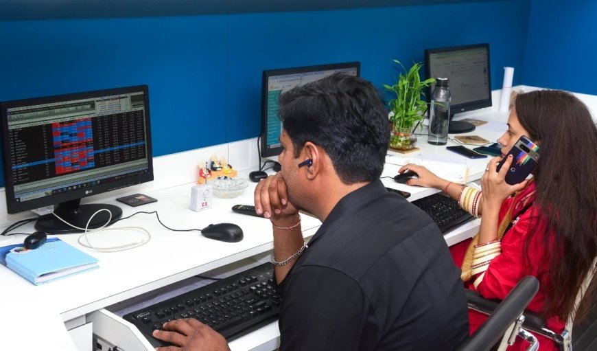 US Tariff की चिंता ने डुबोया बाजार, Sensex-Nifty में चार महीने की सबसे बड़ी गिरावट।