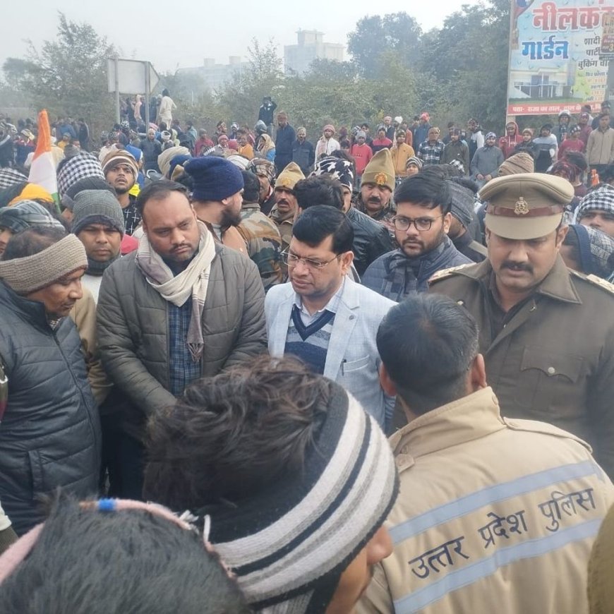 फिरोजाबाद पहुंचा अग्निवीर सूरज यादव का पार्थिव शरीर:परिजन प्राइवेट वाहन से शव ले जाने पर नाराज, सरकारी एंबुलेंस की मांग