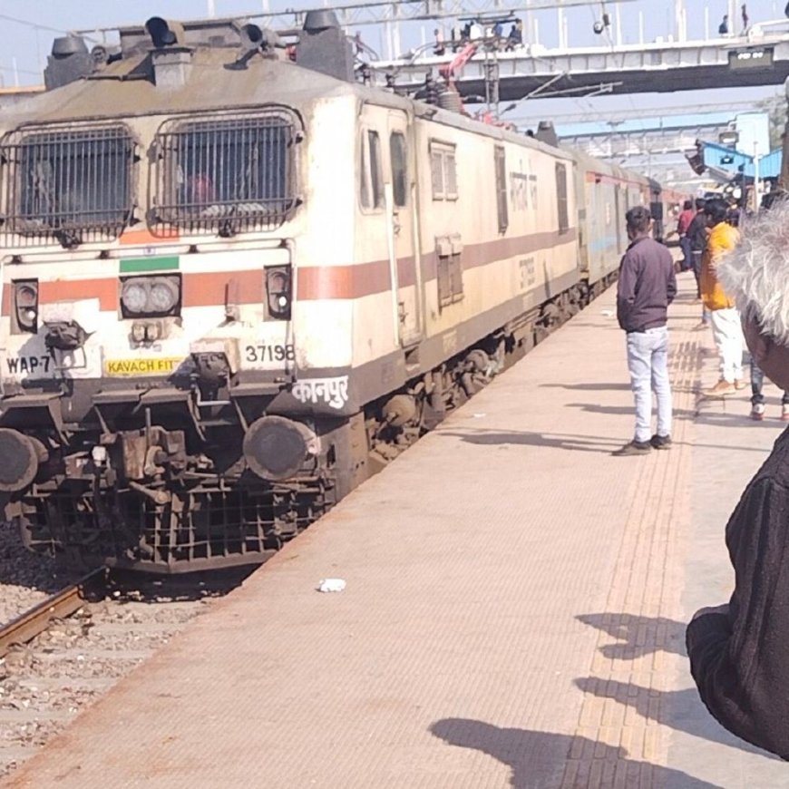 ललितपुर स्टेशन पर दस से अधिक ट्रेनें कोहरे से लेट:2 से 6 घंटे देरी से पहुंचीं, वंदे भारत-शताब्दी भी प्रभावित