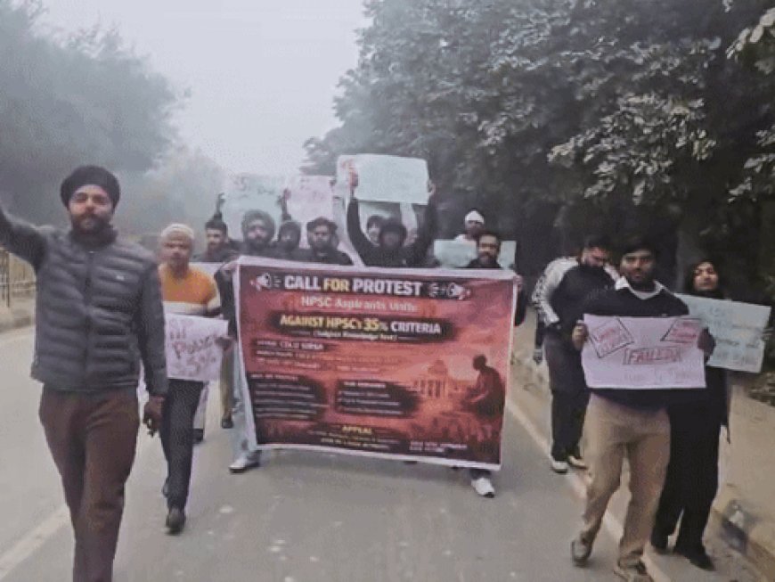 सिरसा में HPSC के खिलाफ युवाओं ने किया प्रदर्शन:सीडीएलयू के छात्र रहे शामिल, कचहरी गेट पर निकाला मार्च, तीन मांगे रखी