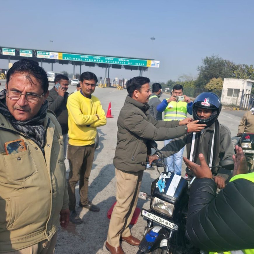 गरीब-मजदूर बाइक सवारों को बांटे गए हेलमेट:हाफिजपुर में पुलिस-NHAI ने यातायात सुरक्षा के लिए की पहल