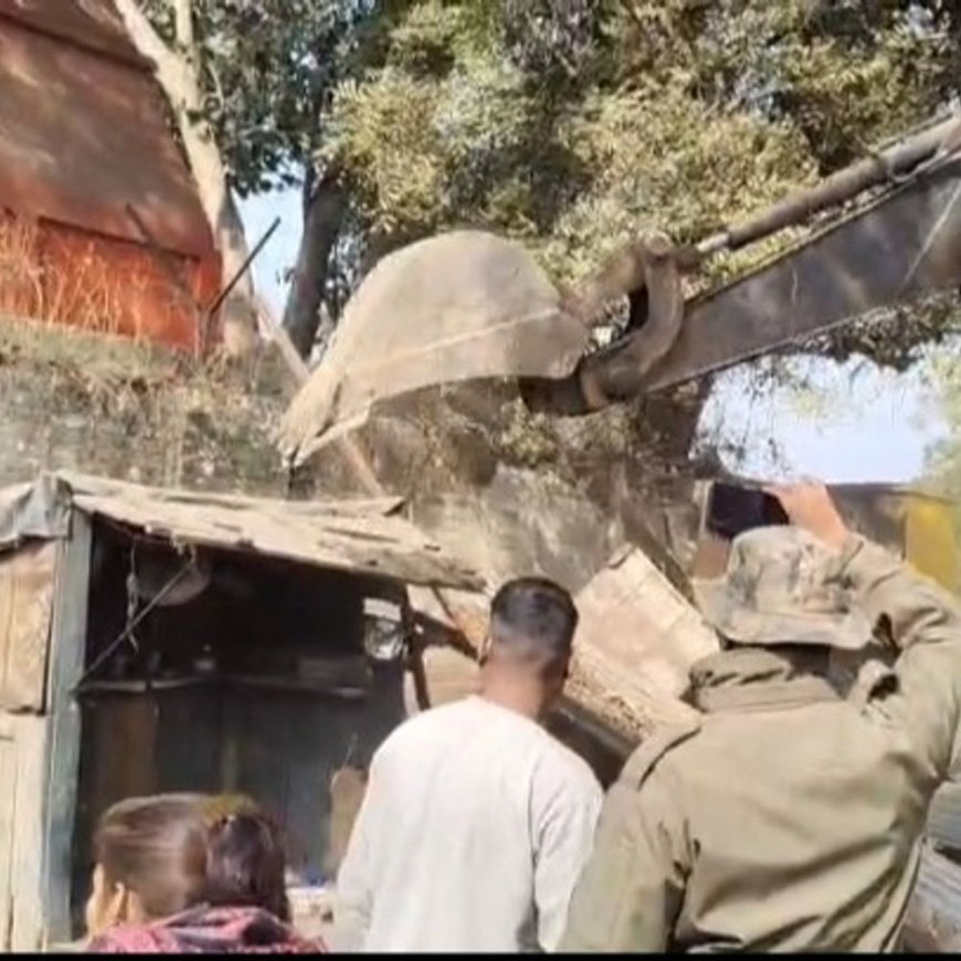 टेढ़ी बगिया में अतिक्रमण पर चला निगम का बुलडोजर:सैटेलाइट बस स्टेशन लोकार्पण से पहले हटे खोखे, यातायात व्यवस्था सुधारने की तैयारी