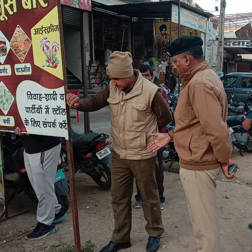 लोहारू पुलिस ने ढ़िगावा में काटे 10 चालान:नो-पार्किंग जोन से हटाया अतिक्रमण; दुकानदारों को चेताया, नियमों की अनदेखी पर सख्ती