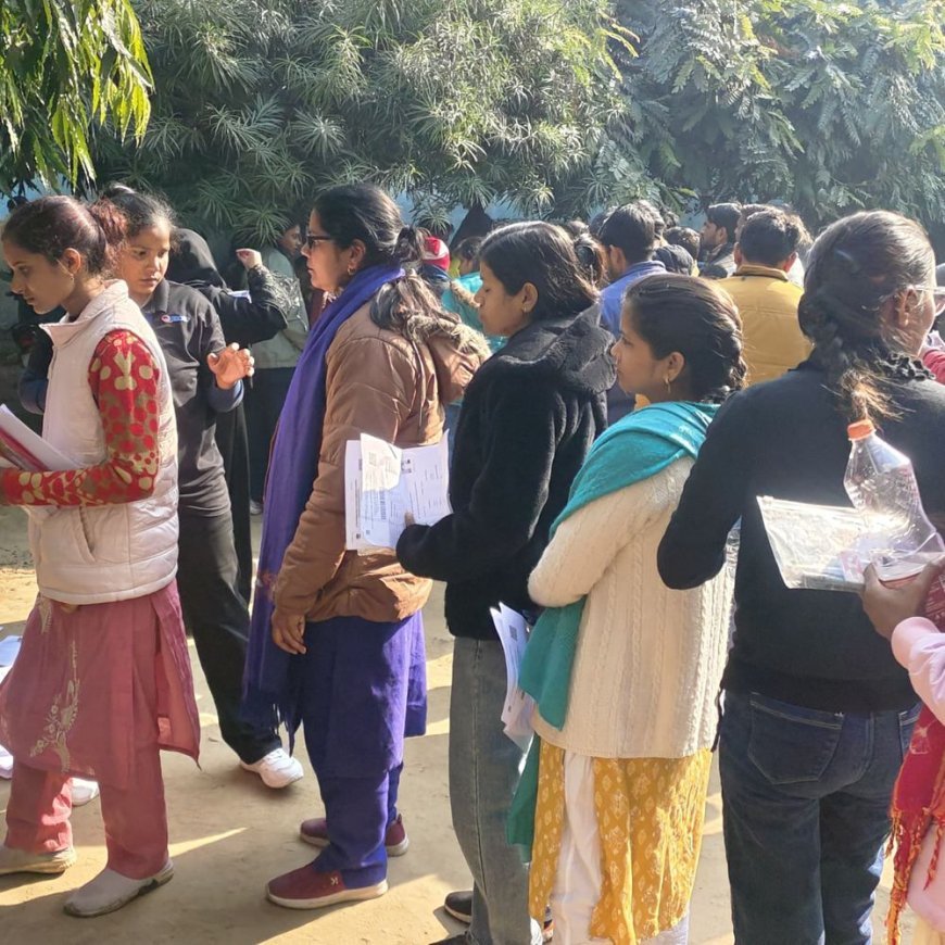 टीजीटी परीक्षा शांतिपूर्ण शुरू, हजारों अभ्यर्थी पहुंचे:लखीमपुर खीरी में 25 केंद्रों पर घने कोहरे के बीच कड़ी सुरक्षा