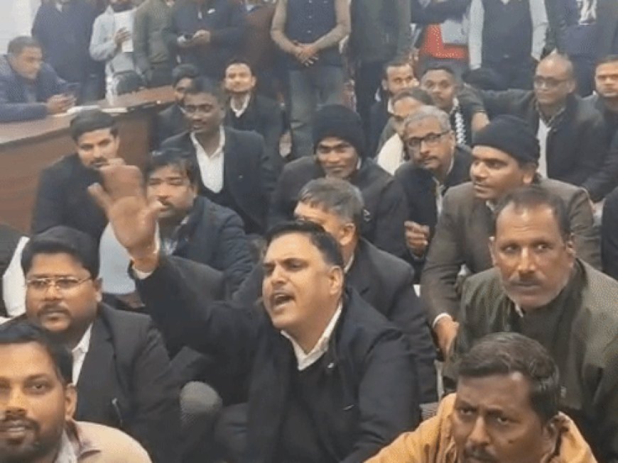 लखनऊ की मोहनलालगंज तहसील में वकीलों का हंगामा:नारे लगाए- SDM तेरी तानाशाही नहीं चलेगी, तहसीलदार मुर्दाबाद; आरोप- दलाल एक्टिव