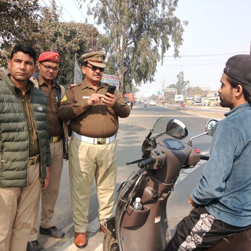 हापुड़ में यातायात पुलिस की सख्ती:ट्रैफिक रूल्स तोड़ने वाले वाहन चालकों पर गिरी गाज