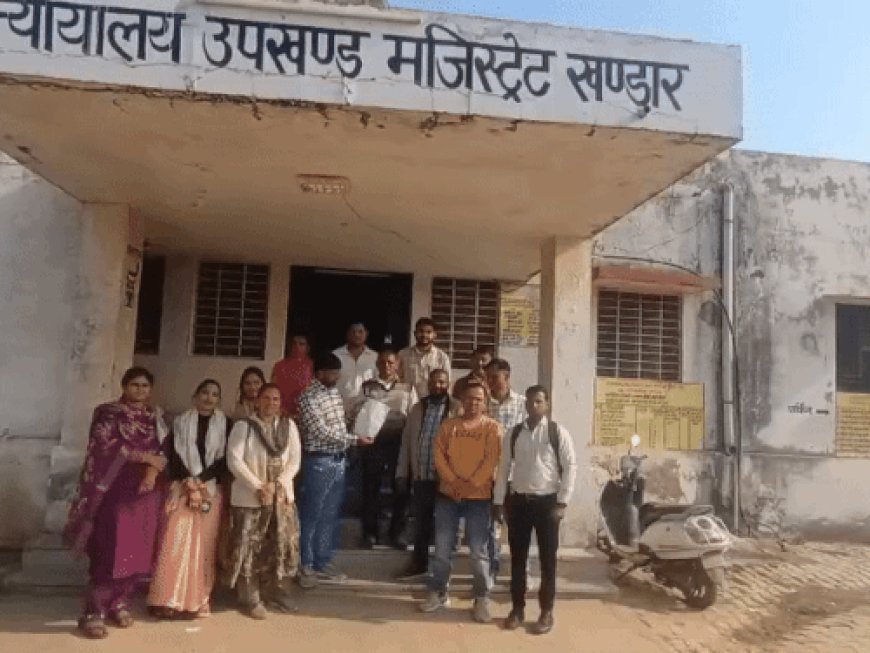 खंडार तहसीलदार के खिलाफ पटवारियों ने किया प्रदर्शन:एसीआर खराब करने, जेल भिजवाने और तनख्वाह काटने के आरोप लगाए