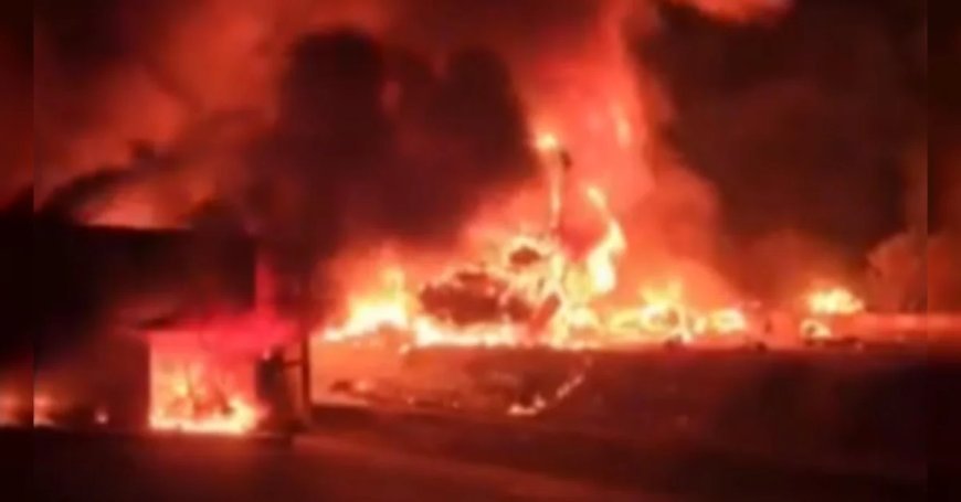 बस-ट्रक में भीषण भिड़ंत, बस में लगी आग, 3 लोग जिंदा जले