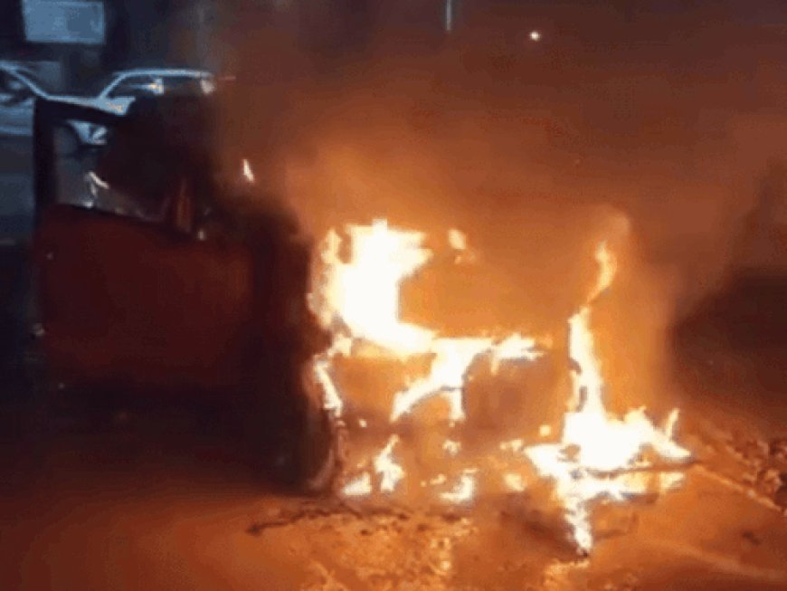 फरीदाबाद में चलती कार में लगी आग:घर लौट रहा था मालिक; लोगों ने बाल्टियों से पानी डालकर बुझाई