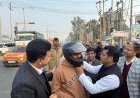 एआरटीओ परिवाहन विभाग द्वारा चलाये गए दुपहिया वाहन चालक जगरूकता अभियान मे विधायक शिव अरोरा ने राहगीरों को पहनाये हेलमेट! सड़क दुर्घटना से बचने के लिये हेलमेट  लगाने को बताया अनिवार्य*