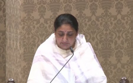 अजित के निधन के चौथे दिन पत्नी सुनेत्रा उपमुख्यमंत्री बनीं:महाराष्ट्र की पहली महिला डिप्टी सीएम, 12 मिनट का शपथ ग्रहण; शरद पवार नहीं पहुंचे