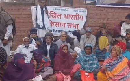 भिवानी में ग्रामीणों का प्रदर्शन:अंडरपास में जमा पानी निकालने की मांग, रेलमंत्री के नाम सौंपा ज्ञापन, बोले- समाधान नहीं हुआ तो देंगे अनिश्चितकालीन धरना