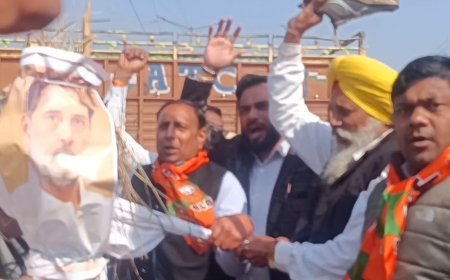 सोहना में राहुल गांधी का पुतला फूंका:भाजपा कार्यकर्ताओं बोले- केंद्रीय मंत्री को गद्दा बोला, माफी मांगे; जनता को गुमराह कर रही कांग्रेस