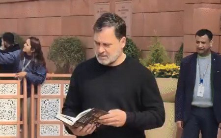 राहुल ने नरवणे की किताब दिखाई, बोले- PM को दूंगा:केंद्रीय मंत्री को गद्दार बताया, मंत्री ने पलटकर कहा- राहुल देश के दुश्मन