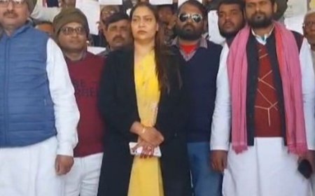 भदोही में सपा का प्रदर्शन, BJP पर गंभीर आरोप:500 बूथों पर भाजपा नेताओं द्वारा फॉर्म 7 से नाम हटाने का आरोप