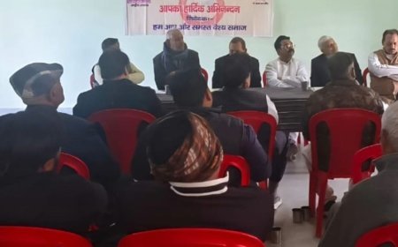 हाथरस में वैश्य महासभा की बैठक में संगठन विस्तार:विधानसभा चुनाव में 100 सीटों पर चुनाव लड़ने पर हुई चर्चा