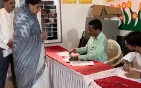 महाराष्ट्र की 12 जिला पंचायतों में वोटिंग:डिप्टी CM सुनेत्रा ने बारामती में वोट डाला, अजित पवार की मौत के बाद टल गए थे चुनाव