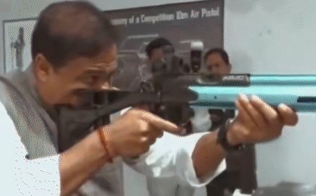 दावा-असम के सीएम के हाथ में बंदूक, निशाने पर मुसलमान:वायरल होने पर भाजपा ने वीडियो डिलीट किया, कांग्रेस बोली- क्या कोर्ट सो रहा है