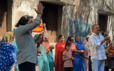 ‘महापौर होश में आओ’ के नारों से गूंजा दबौली:ढोल-मंजीरे की गूंज में फंसी नगर निगम की लापरवाही, सीवर ओवरफ्लो से बेहाल इलाका