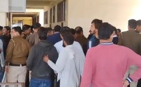 नूंह लघु सचिवालय में दो पक्ष भिड़े:पारिवारिक विवाद में हुई हाथापाई; पुलिस ने शांत कराया, सुनवाई के लिए बुलाया था