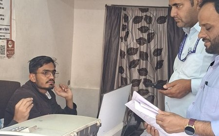 डीडवाना में ई-मित्र केंद्रों का औचक निरीक्षण:नियमों का उल्लंघन पाए जाने पर दो केंद्रों पर कार्रवाई, पहचान-पत्र नहीं मिले