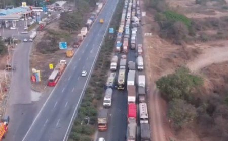 मुंबई-पुणे एक्सप्रेसवे पर फंसे लोगों को मिलेगा टोल-रिफंड:टैंकर पलटने से 33 घंटे तक फंसीं थीं 1 लाख से ज्यादा गाड़ियां; ₹5.16 करोड़ लौटाएगा विभाग