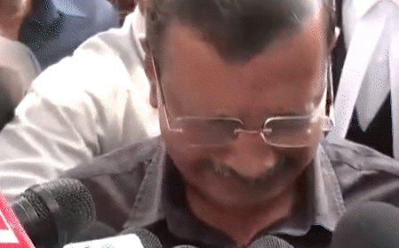 शराब नीति केस में बरी होकर रो पड़े केजरीवाल PHOTO-VIDEO:घर पहुंचे तो पत्नी-बेटी ने फूल बरसाए, पति से गले लगकर भावुक हुईं सुनीता