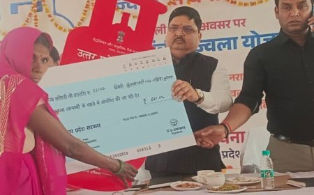 कासगंज में 5 उज्ज्वला लाभार्थियों को निःशुल्क सिलेंडर रिफिल सब्सिडी:जिला पंचायत अध्यक्ष रत्नेश कश्यप ने प्रतीकात्मक चेक वितरित किए