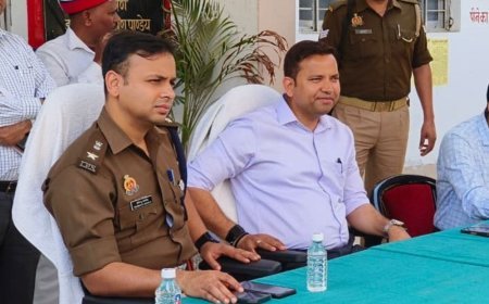 भदोही में आगामी पर्वों पर शांति समिति की बैठक:डीएम-एसपी ने भाईचारे की अपील की, बिना अनुमति जुलूस पर रोक