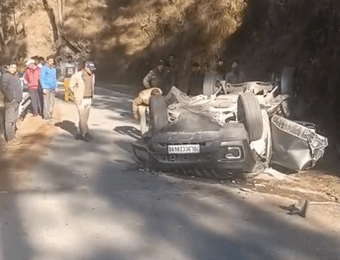 अल्मोड़ा में सड़क हादसे में दो पर्यटकों की मौत:स्कॉर्पियो डिवाइडर से टकराकर 60 मीटर नीचे गिरी, जेसीबी से घायल को निकाला बाहर