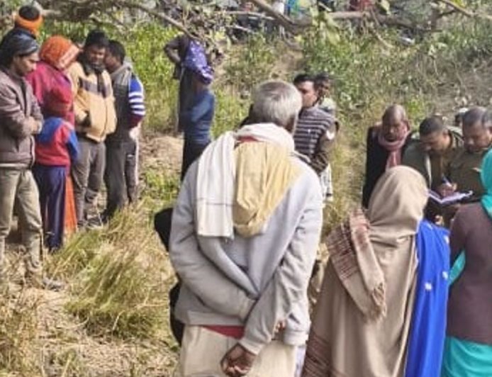 महिला की शव फंदे से लटका मिला:गांव से 1 किमी दूर ग्रामीणों ने देखी लाश, परिजन बोले- मानसिक विक्षिप्त थी