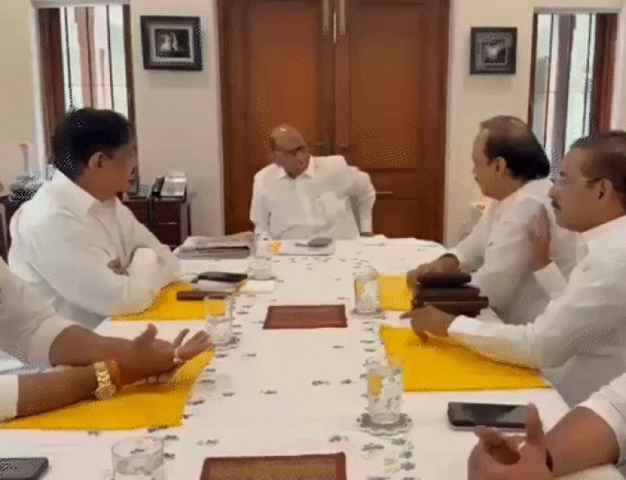 शरद पवार बोले-फडणवीस विलय की बातचीत में शामिल नहीं थे:उन्हें कमेंट करने का अधिकार नहीं; विद्या प्रतिष्ठान में अजित के बेटों से मिले NCP-SP चीफ