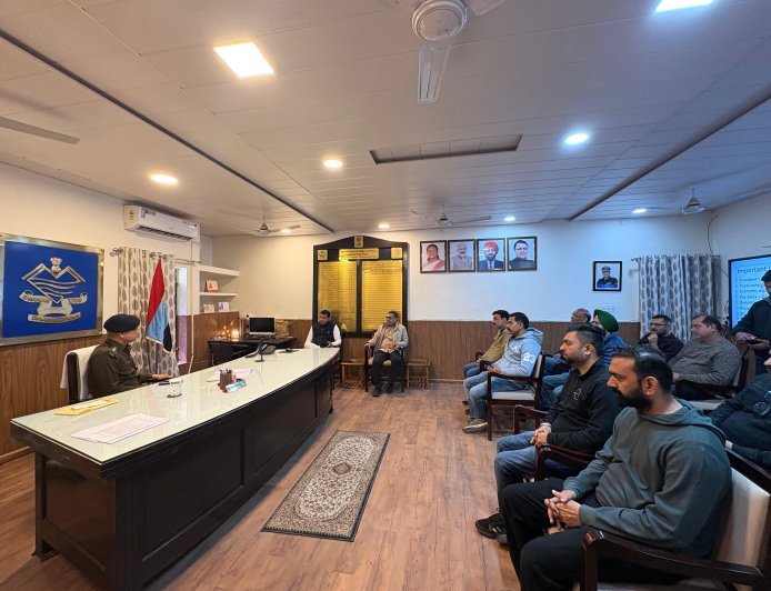 मोबाइल मंत्रा दुकान मे हुई चोरी की वारदात को लेकर विधायक शिव अरोरा ने व्यापारी संग की एसएसपी से  मुलाक़ात! जल्द से जल्द   घटना का खुलासा करने की रखी मांग*