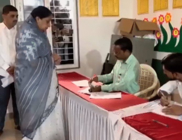 महाराष्ट्र की 12 जिला पंचायतों में वोटिंग:डिप्टी CM सुनेत्रा ने बारामती में वोट डाला, अजित पवार की मौत के बाद टल गए थे चुनाव