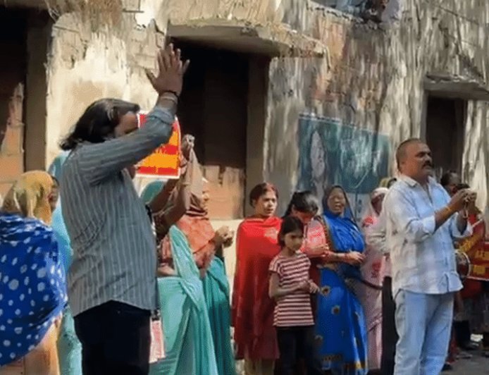 ‘महापौर होश में आओ’ के नारों से गूंजा दबौली:ढोल-मंजीरे की गूंज में फंसी नगर निगम की लापरवाही, सीवर ओवरफ्लो से बेहाल इलाका