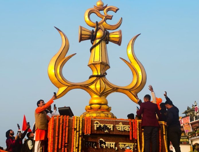 शिव बारात’ के रूप में निकला सीएम धामी का भव्य रोड शो, उमड़ा जनसैलाब*