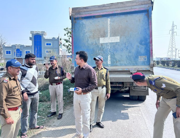 जिला अधिकारी के निर्देशानुसार परिवहन विभाग  की टीमों द्वारा रुद्रपुर - पुलभट्टा-सितारगंज -नानकमत्ता-खटीमा क्षेत्र में चलाया सघन  चेकिंग अभियान