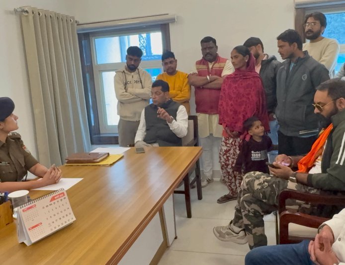 ट्रांजिष्ट कैम्प की हिन्दू नाबालिक बच्ची की सकुशल वापसी को लेकर विधायक शिव अरोरा ने परिजनों संग एसपी क्राइम निहारिका तोमर से की मुलाक़ात!