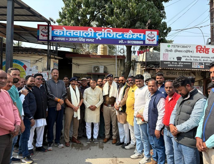 एक ओर लव जिहादी सलाखो के पीछे! विधायक शिव आरोरा की तत्परता के चलते हिन्दू नाबालिक लड़की की हुई सकुशल वापसी, विधायक शिव अरोरा ने ट्रांजिष्ट थाने मे पुलिस की टीम को शाल ओढ़ाकर किया सम्मानित*